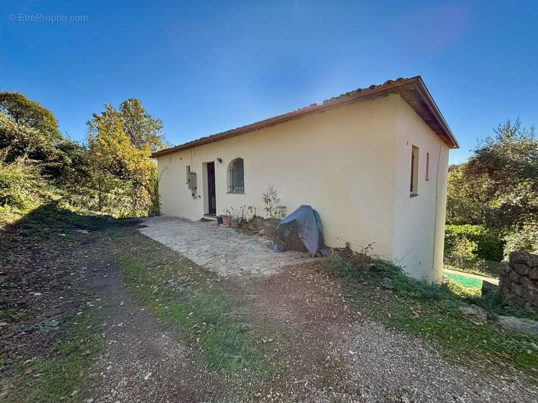 Maison à CHATEAUNEUF-GRASSE