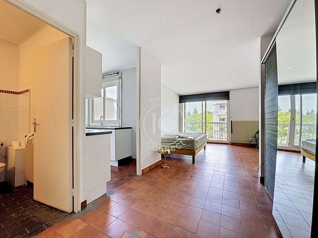 Studio - Dernier étage - Lim. LYON 5 - Vue dégagée - photo 4