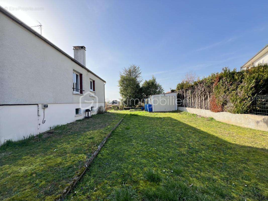 Maison à LAROCHE-SAINT-CYDROINE