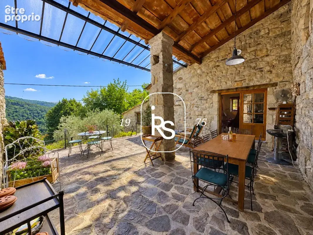 Propriété de charme de deux maisons avec piscine et un total de 2,53 ha de terrain naturel. - photo 7