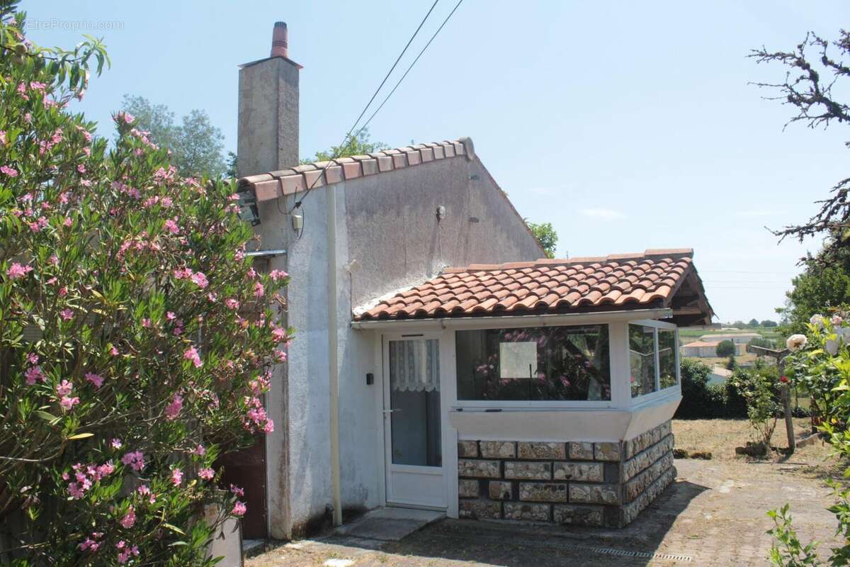 Maison 75 m² à Saint-Simon-De-Bordes  - photo 3
