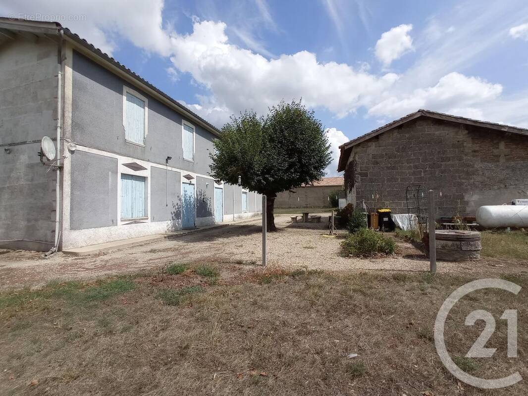 Maison à LES PEINTURES