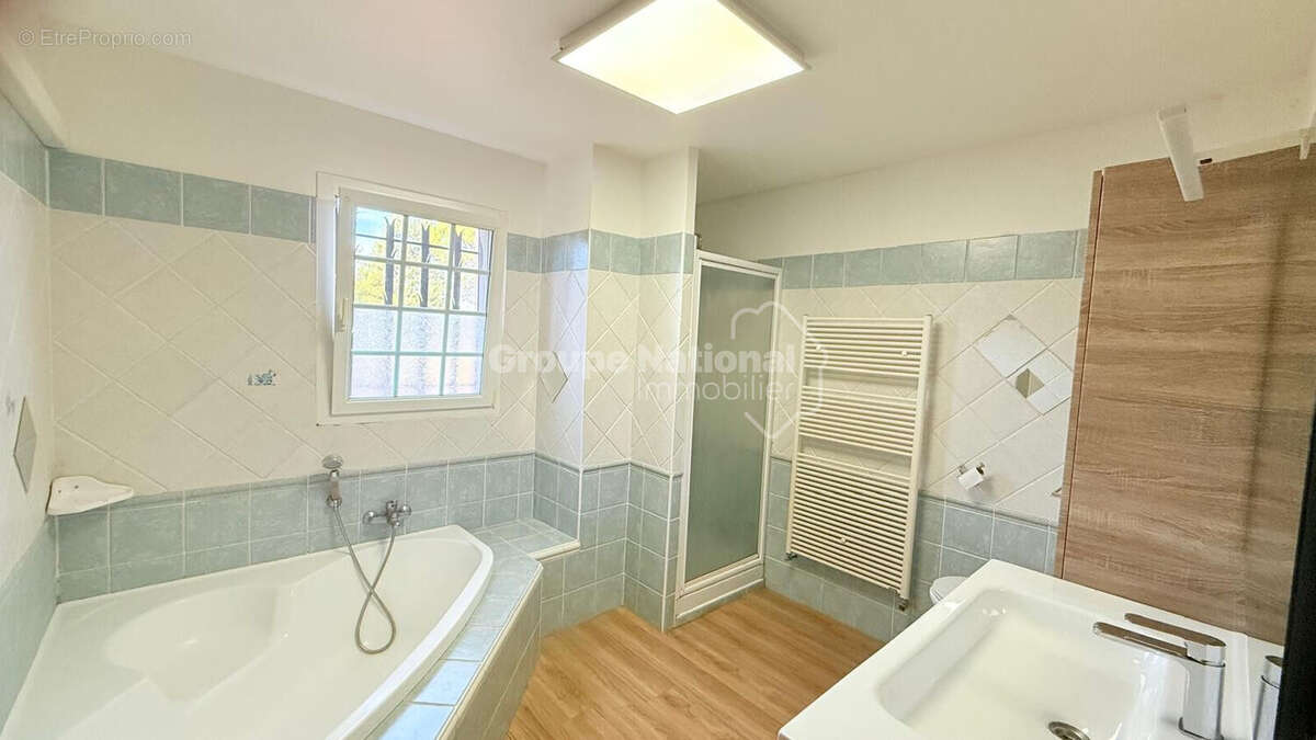 Maison à ENTRAIGUES-SUR-LA-SORGUE