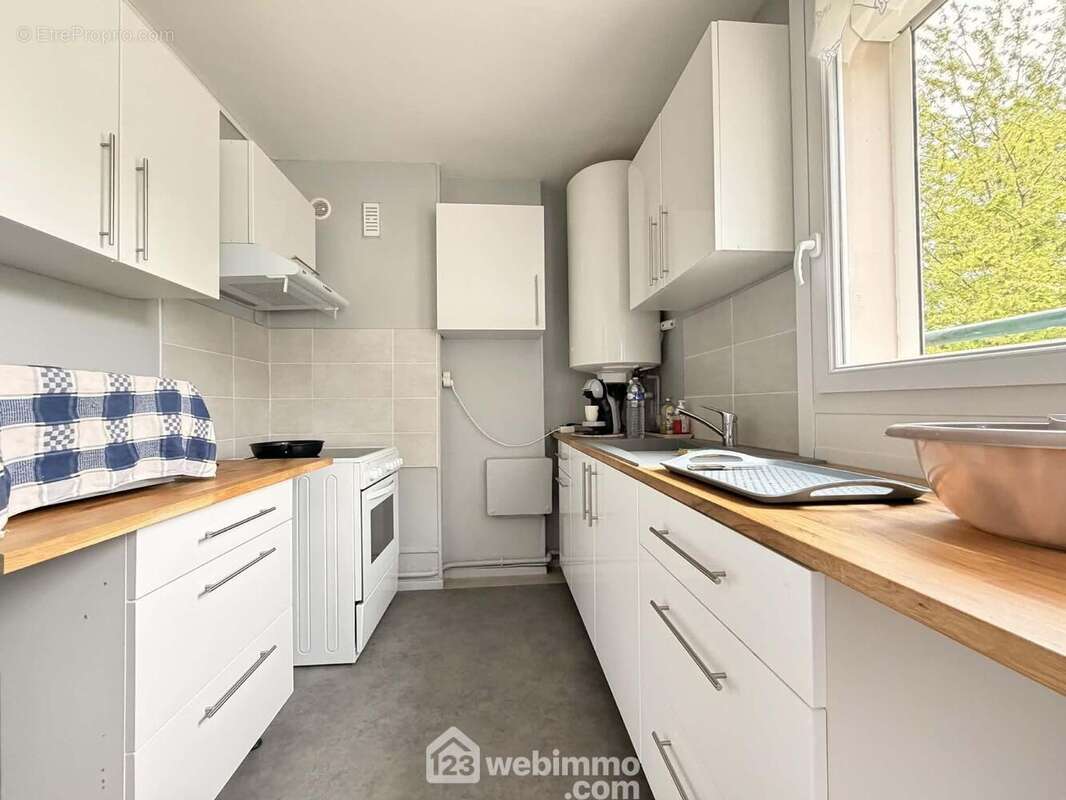 La pièce de vie est ouverte sur la cuisine équipée - Appartement à LAON