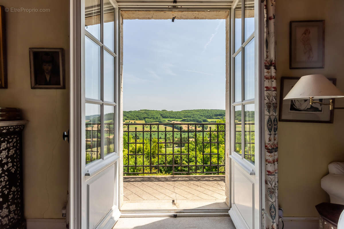 Maison de campagne avec annexes, piscine, grange et vue - photo 9