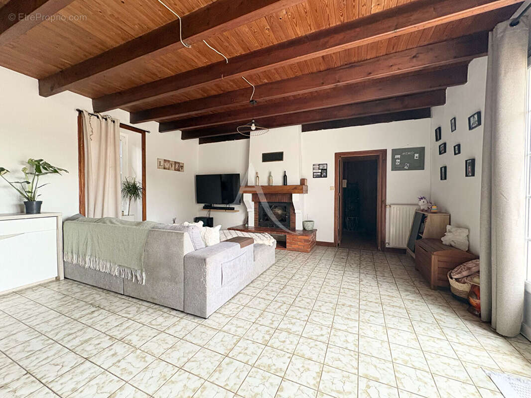 Maison 6 pièces - 4 chambres  - NALLIERS - photo 2