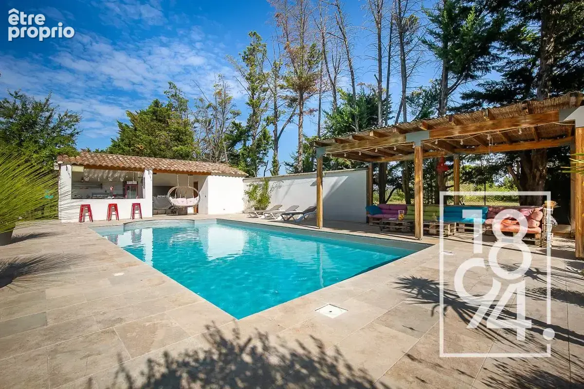 Maison 6/7 pièces de 215m2, terrain paysagé 3350m2, piscine, pool house, City stade, terrain de boule et 15 places de parking - photo 6