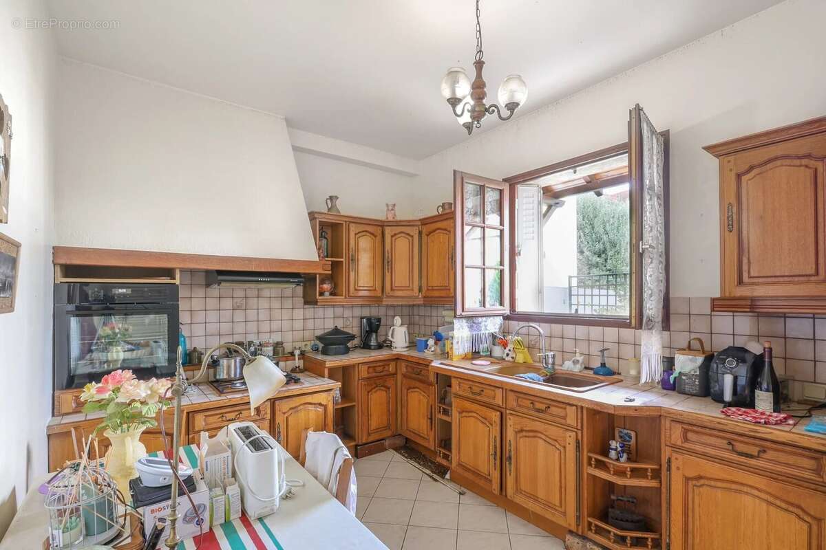 EXCLUSIVITÉ – Maison familiale traversante avec jardin, garage, sous-sol total et fort potentiel d’évolution – Plateau de Gentil - photo 8