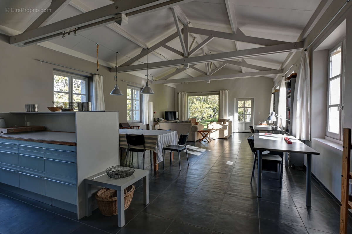 Superbe propriété rurale avec maison en pierre, grange aménagée, piscine et plus de 4 ha - photo 4