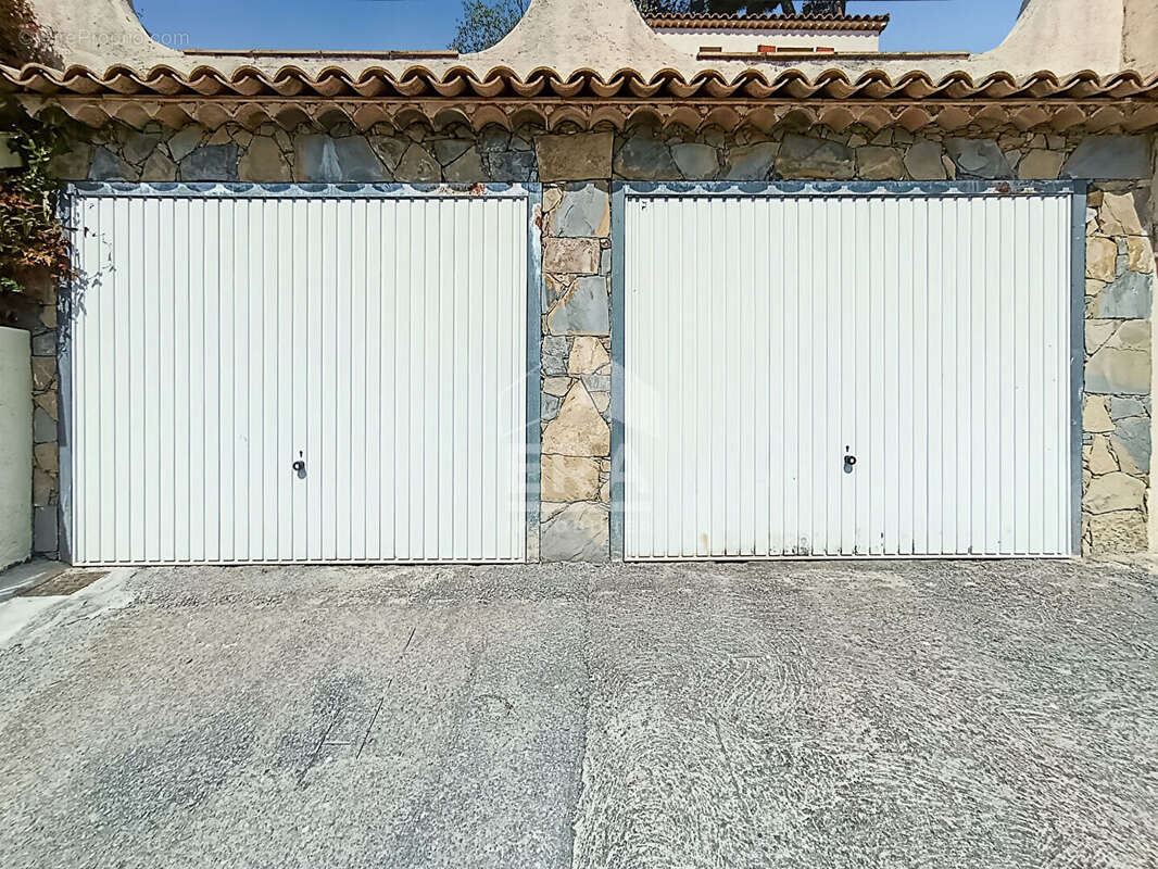 Maison à LA ROQUETTE-SUR-SIAGNE