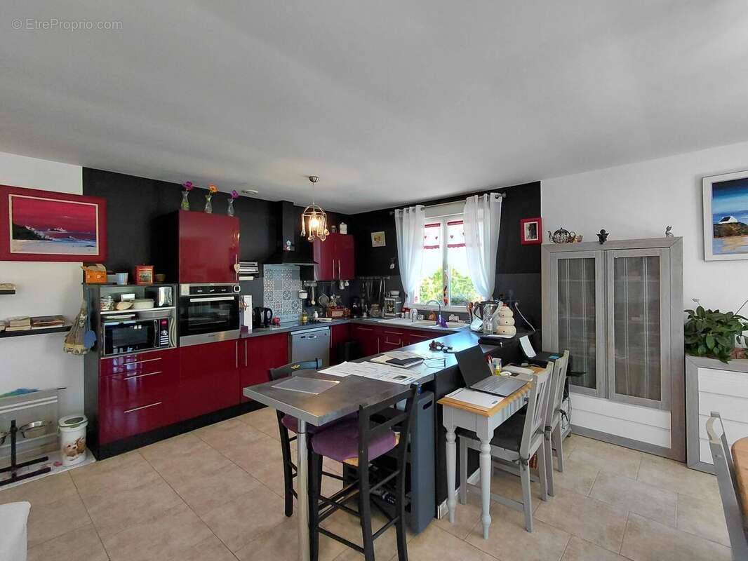 Maison de plain-pied avec double garage, atelier et terrain de 1 200 m² - photo 3