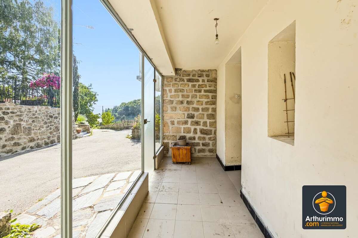 « Maison de village familiale avec terrasse, véranda, combles aménageables et double garage » - photo 2