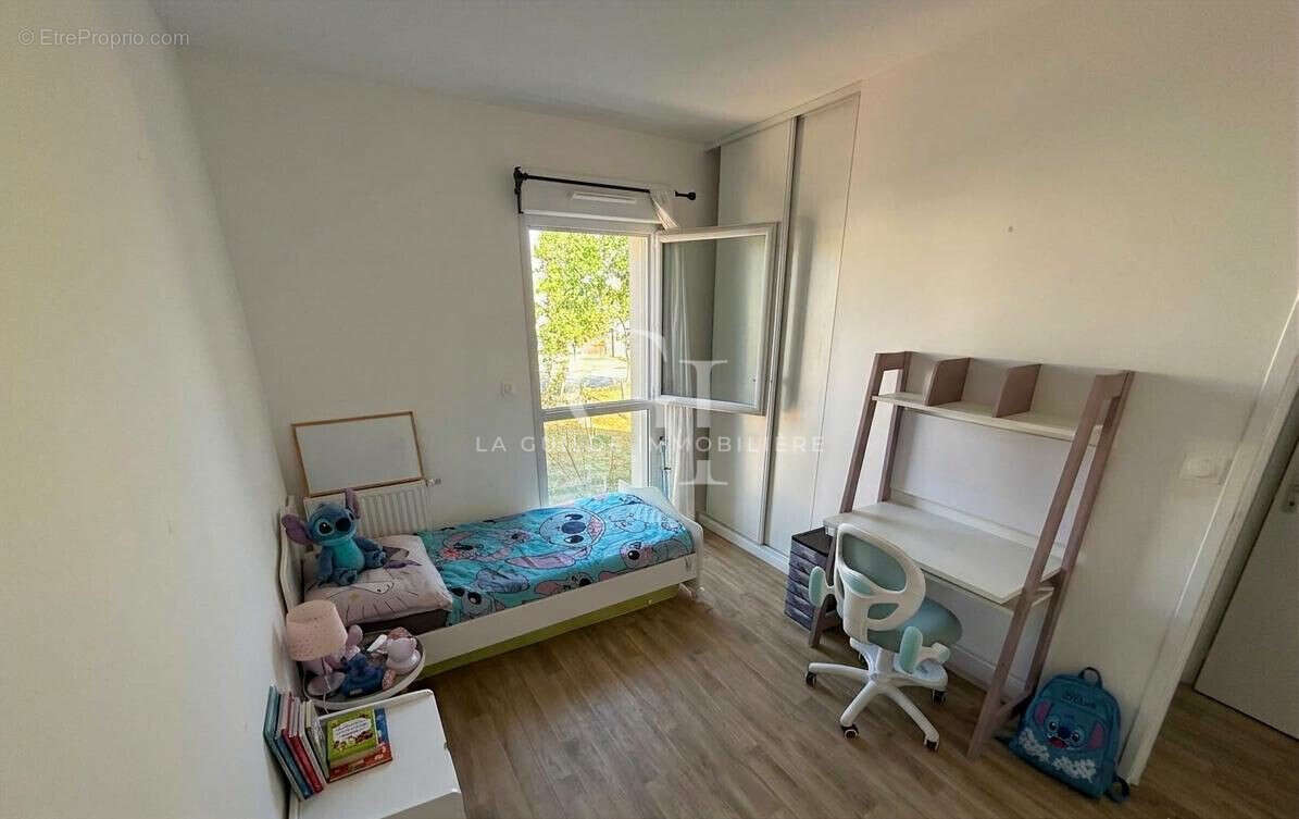 Appartement 66 m² à Avrille  - photo 6