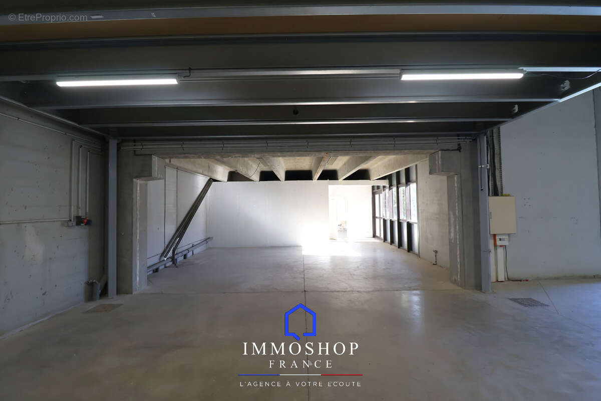 Entrepot + bureau 814 m2 pertuis 84120 - photo 5
