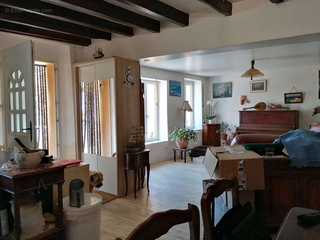 LOYAT  Maison de caractère avec dépendances et fort potentiel - photo 13
