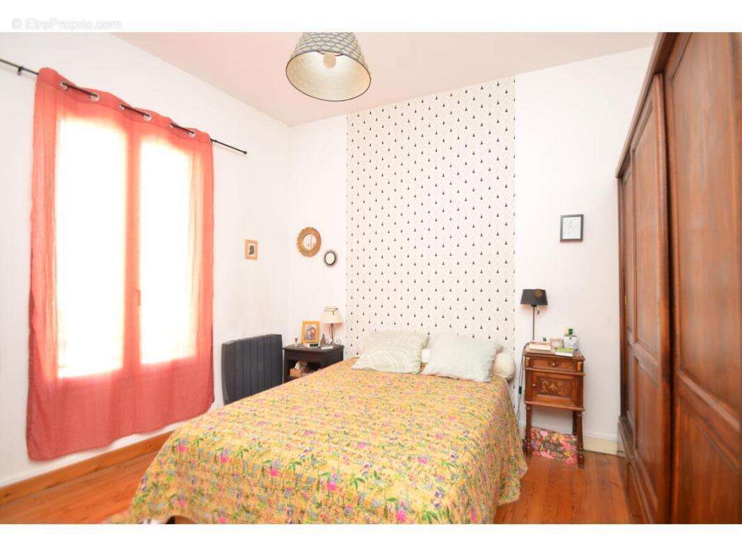 Maison à SAINT-MEDARD-DE-GUIZIERES