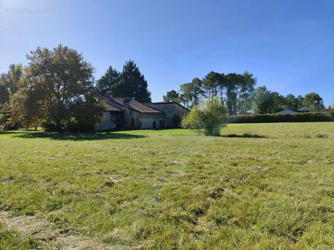 Maison à SAINT-MORILLON