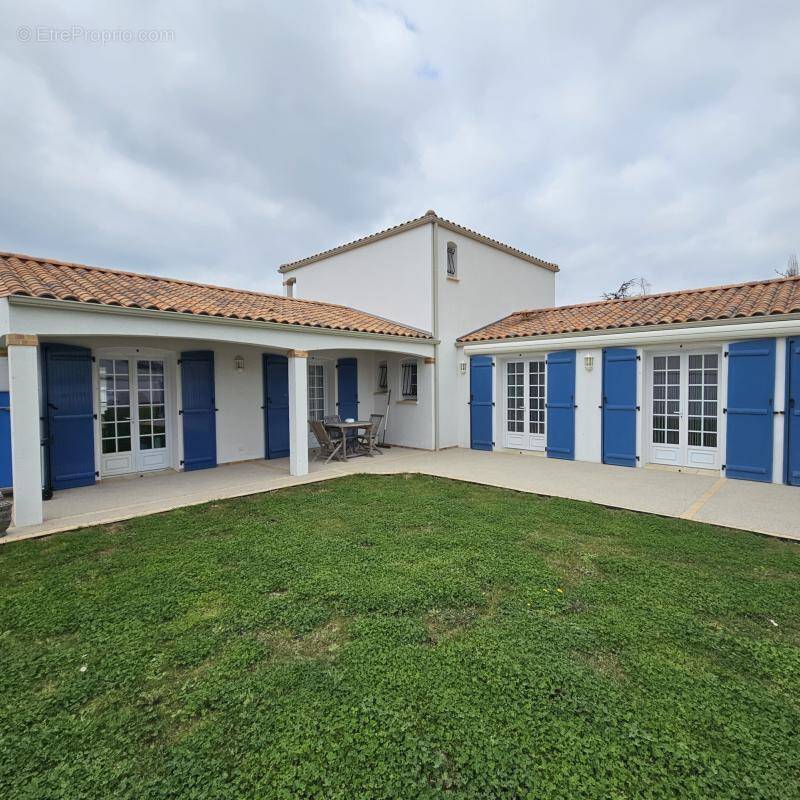 Maison à CHAMPAGNE-LES-MARAIS