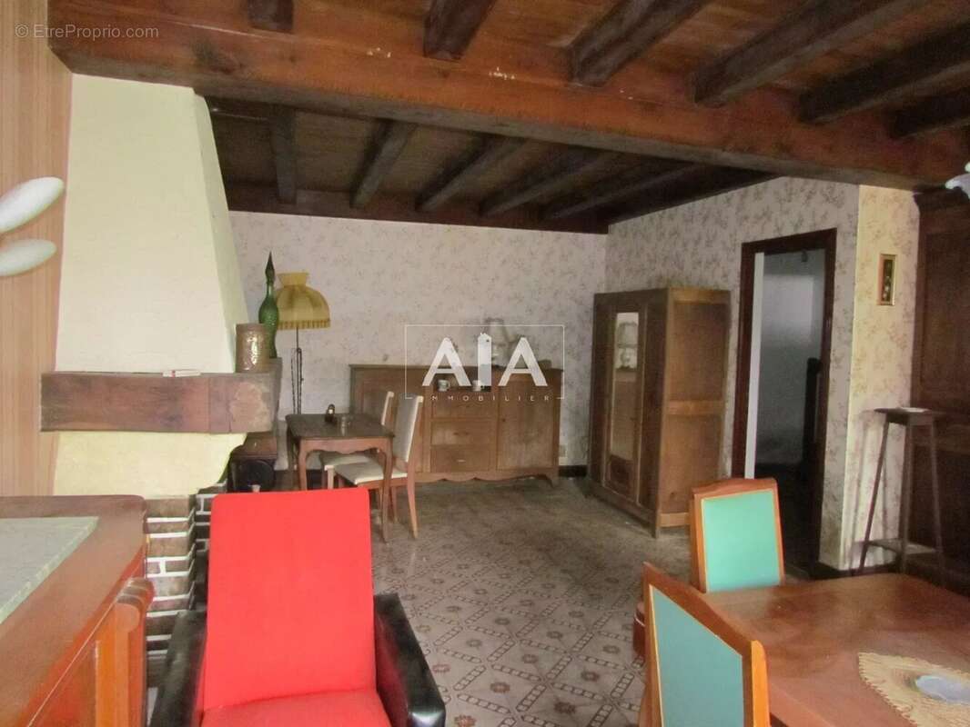 Maison à LES ADJOTS