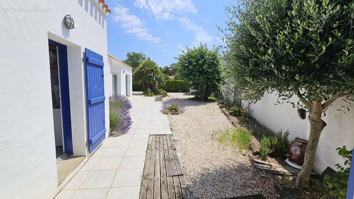 A proximité du bois des Eloux, belle maison en très bon état. - photo 9
