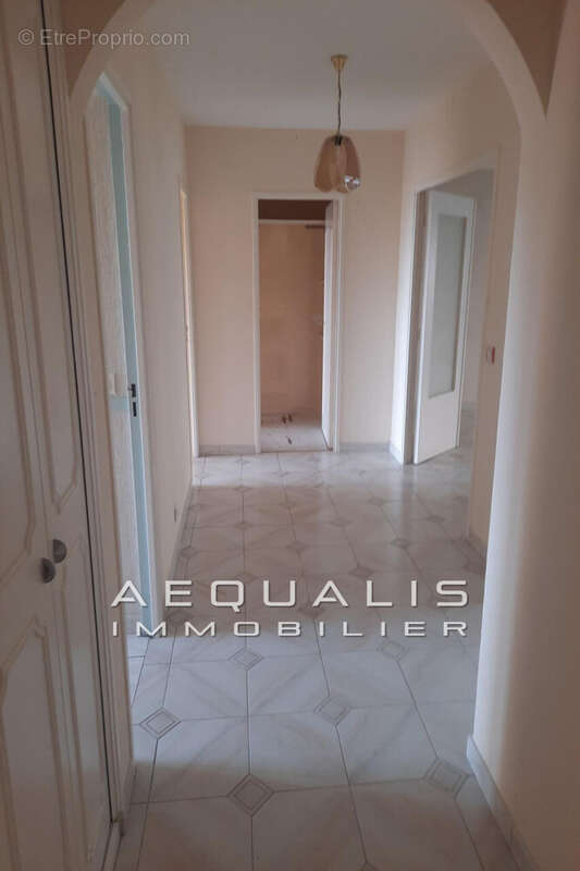 Appartement à SAINT-LAURENT-DU-VAR