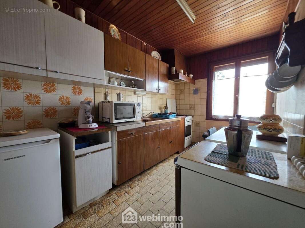 Cuisine fonctionnelle de 8 m², idéale pour le quotidien - Maison à CORMICY
