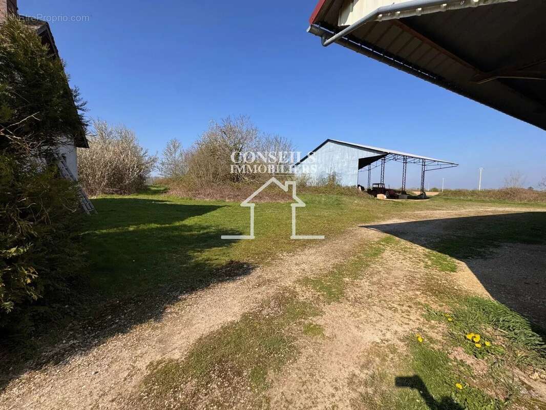 Maison à SAINT-JULIEN-DU-SAULT