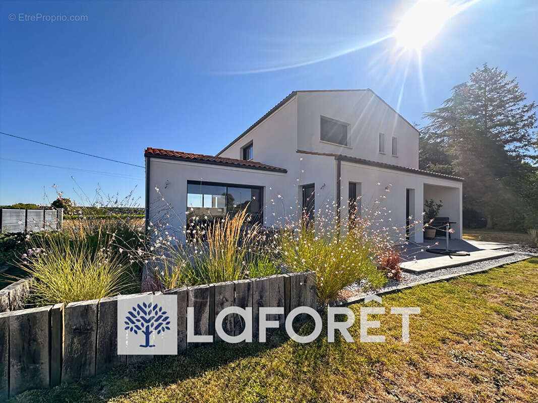 Maison contemporaine 2020 - 199 m² - 4 chambres - Terrain 999 m² entre SAINTES (17100), PONS (17800) et COGNAC (16100) - photo 11