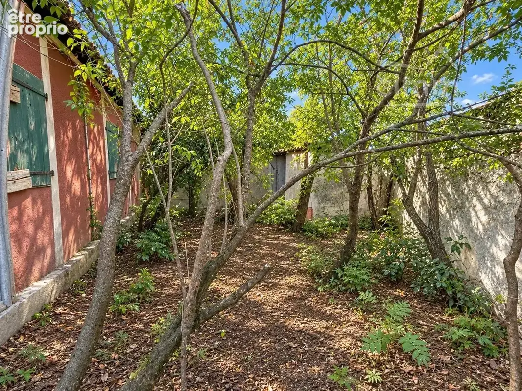 Le Péage de Roussillon - Terrain de 399m2 avec une maison à entièrement restaurer de 46m2 avec un garage. - photo 3