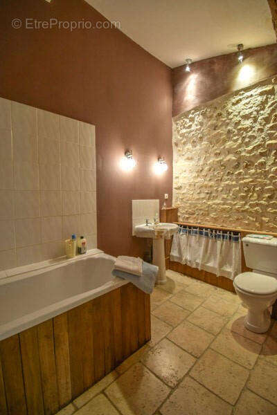 SDB - Maison à GENOUILLE