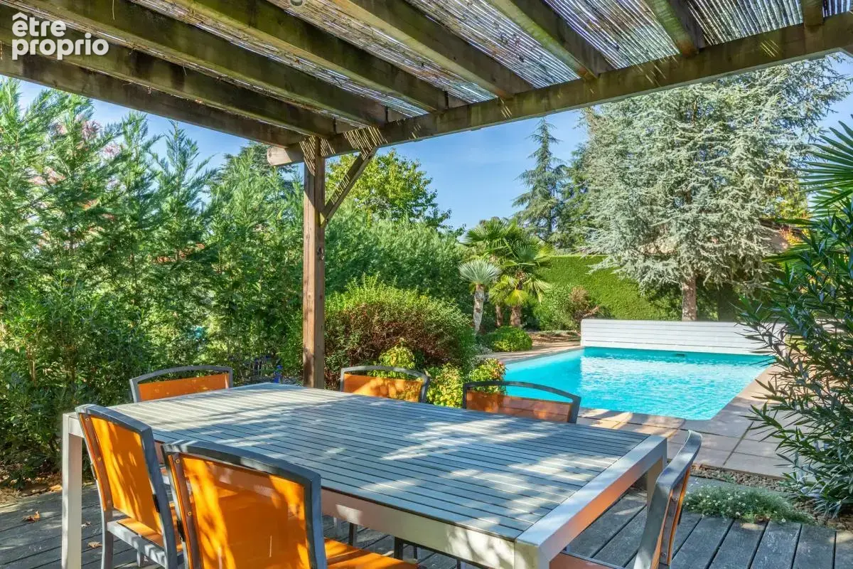 Maison de 8 pièces de 178 m² à La Tour-de-Salvagny - photo 2