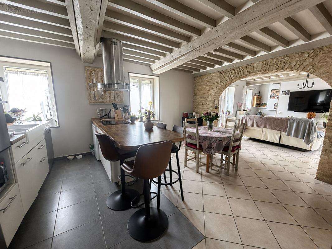 14370 Maison 102 m² en parfait état 183 800 - photo 3