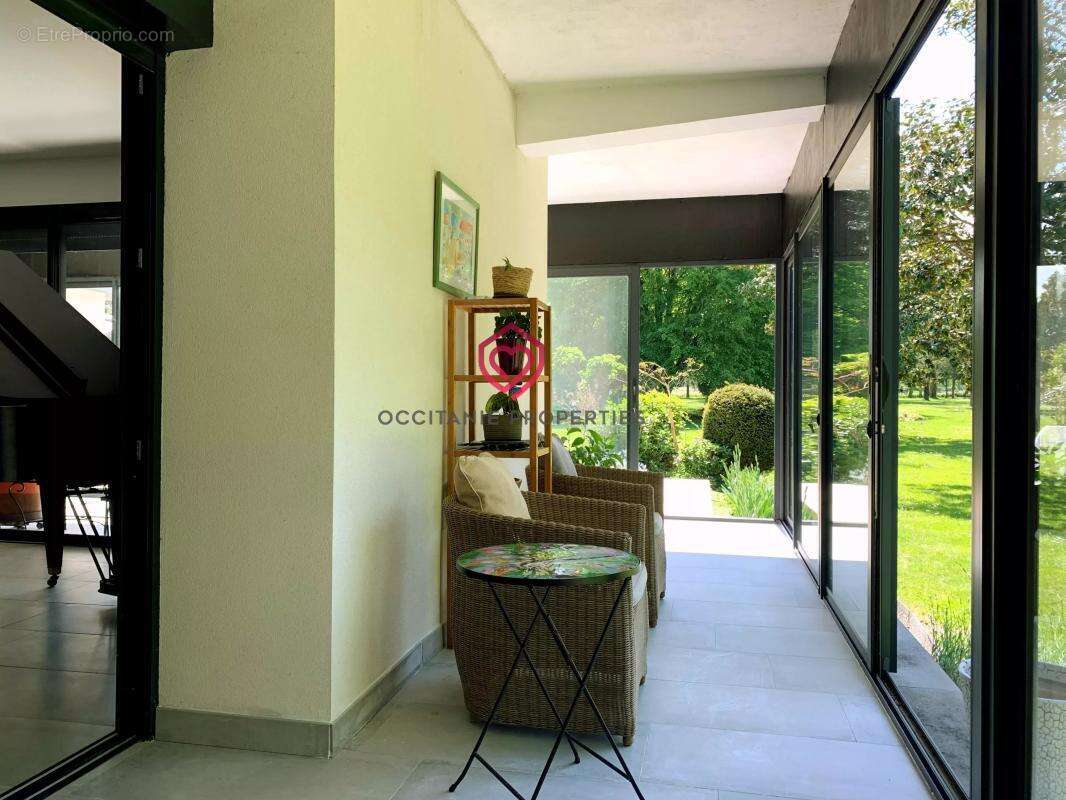 Villa d’architecte rénovée avec soin, piscine, dépendances et superbe parc arboré - photo 28