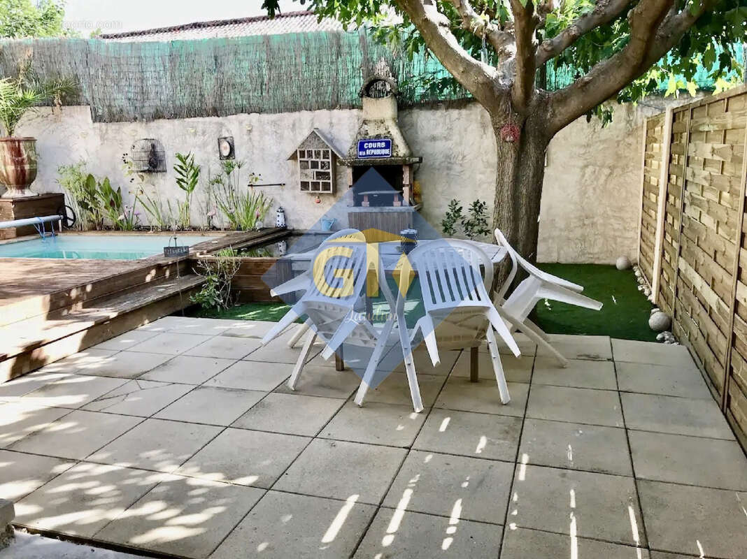 Maison à LAUDUN-L'ARDOISE