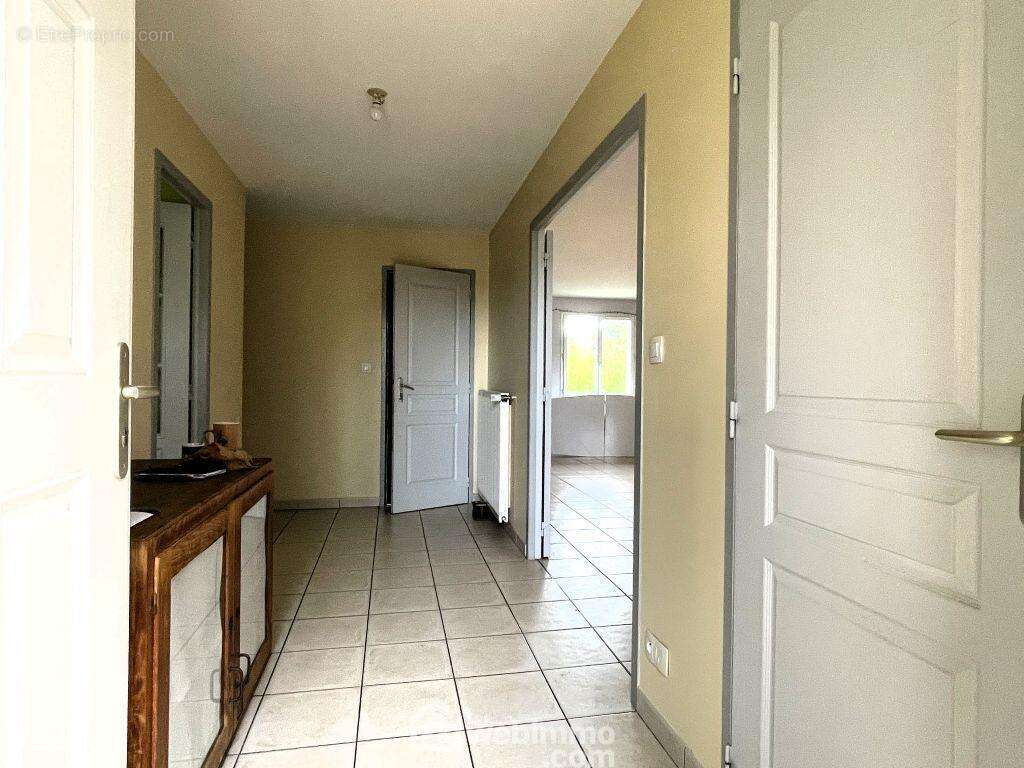 L'entrée spacieuse, avec WC, dessert d'un côté, - Maison à AVAILLES-EN-CHATELLERAULT