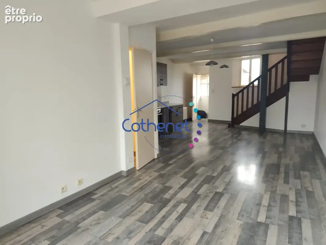 Appartement 207 m² à Saint-Denis-De-Cabanne  - photo 2