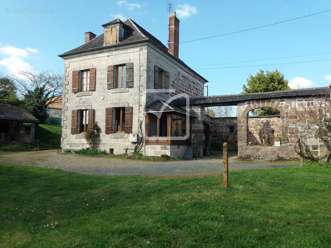 Maison à VARS-SUR-ROSEIX