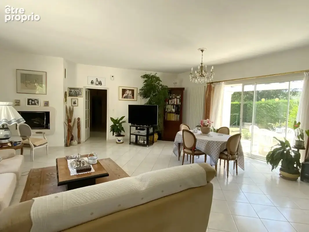 Villa de plain pied sur un terrain de 2300 m2 avec piscine. - photo 3