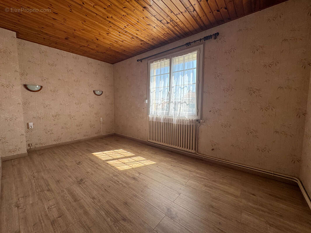 AIZENAY, maison 5 chambres et grandes dépendances sur 2 535 m2 de terrain - photo 16
