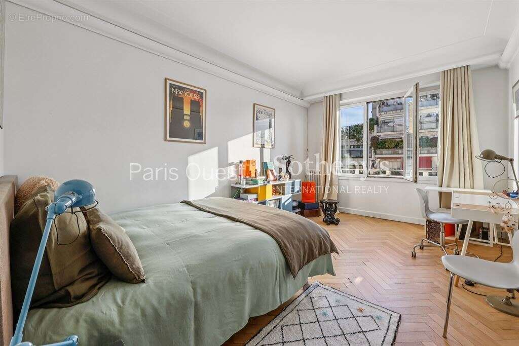 Appartement à PARIS-16E