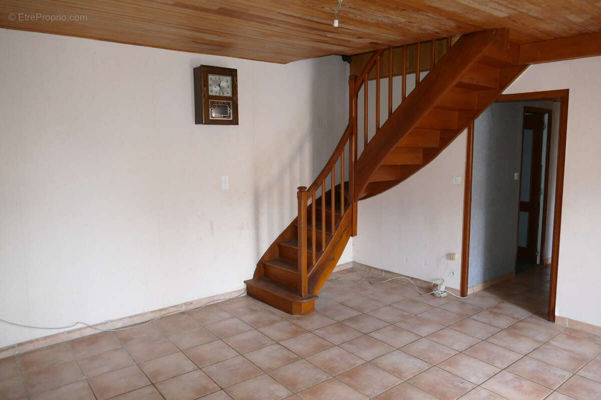 Maison en pierre avec petit jardin proche commerces et services (Puycapel-Calvinet, 15) - photo 6