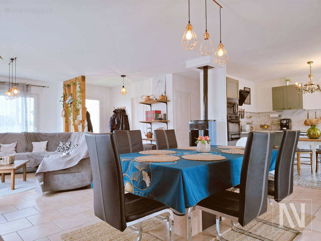 Maison à MONTSUZAIN