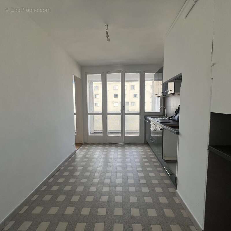 Appartement à MARSEILLE-4E