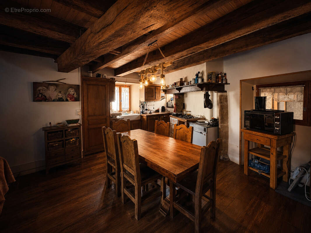 Ségur en Aveyron, Jolie maison au centre du village avec atelier/garage. - photo 3