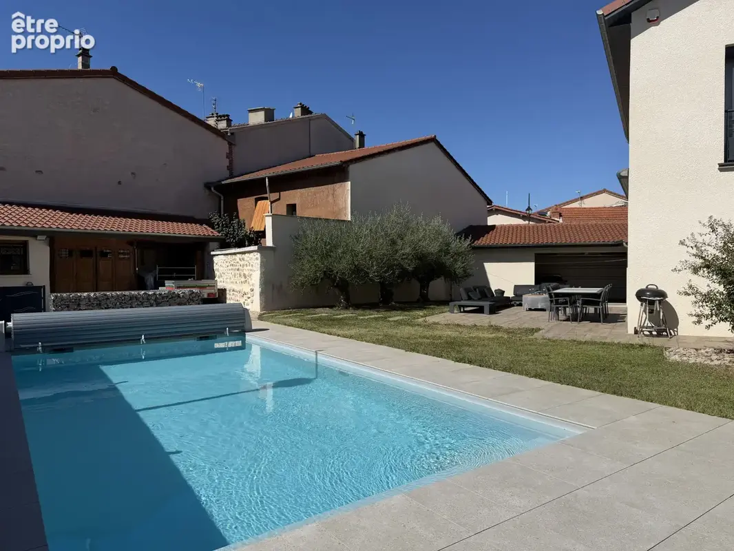 Exclusivité, rare à la vente maison de ville complétement rénovée à neuf  avec terrain et piscine. - photo 4