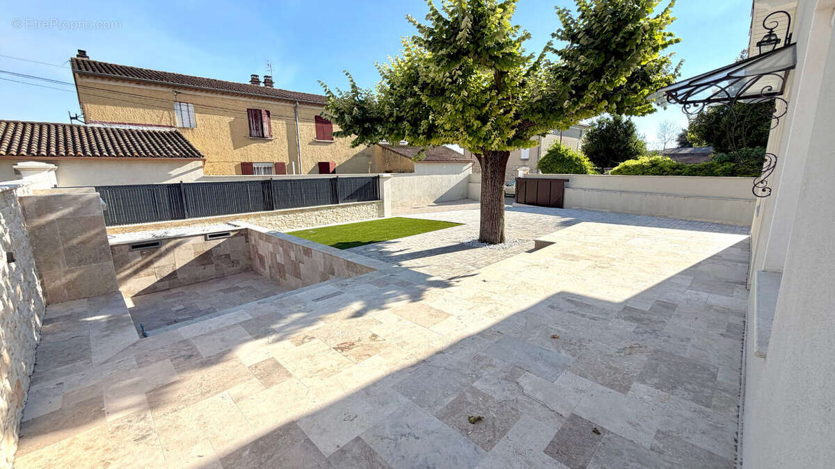 Villa de plain pied avec piscine entièrement restauré à 2 pas du centre. - photo 16