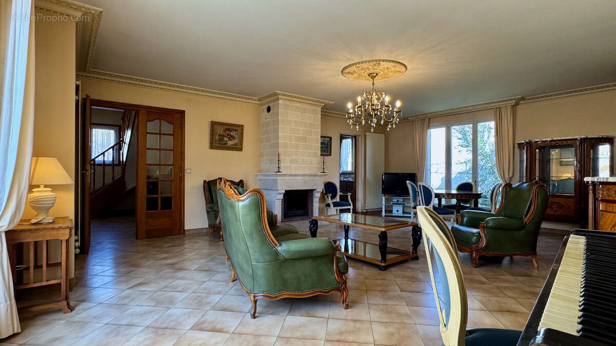 Maison à CHANTELOUP-LES-VIGNES