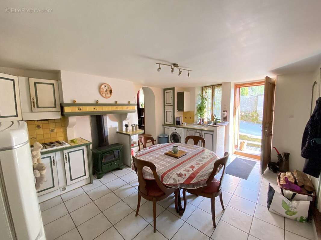 Maison à POULE-LES-ECHARMEAUX