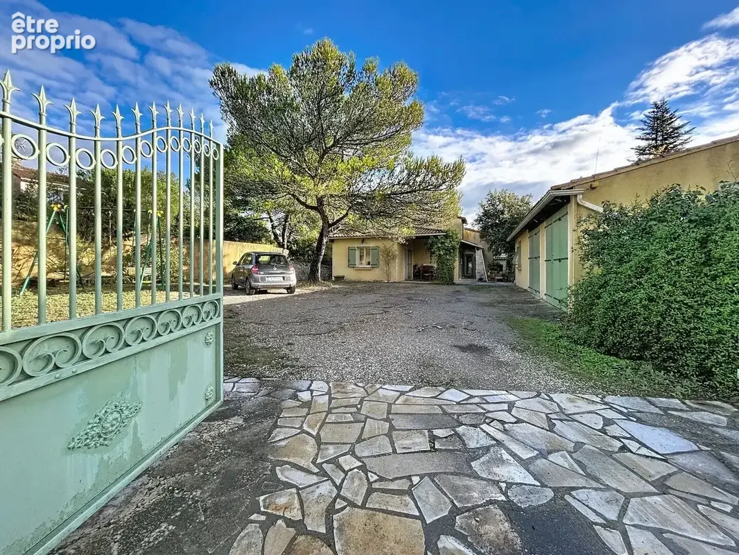 NIMES- Maison 171 m², 5 chambres, piscine et dépendances - photo 11