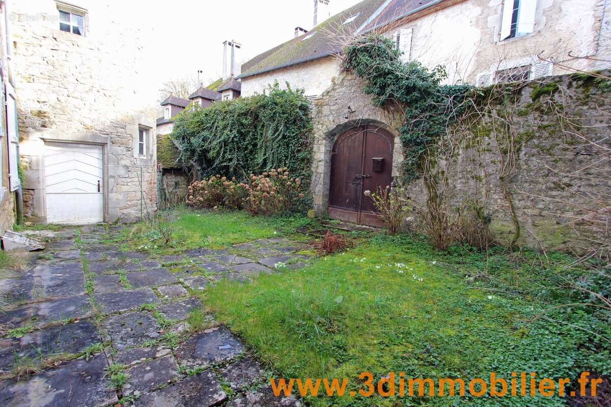 COUR INTERIEURE